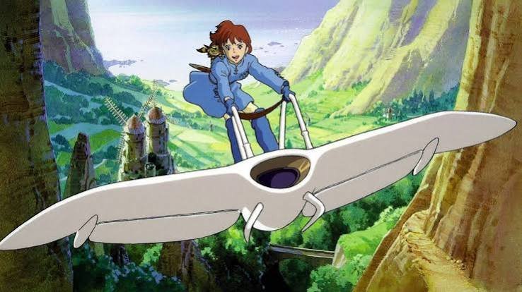Personnage aux cheveux roux pilotant un vaisseau blanc futuriste au-dessus d'une vallée verdoyante avec des falaises