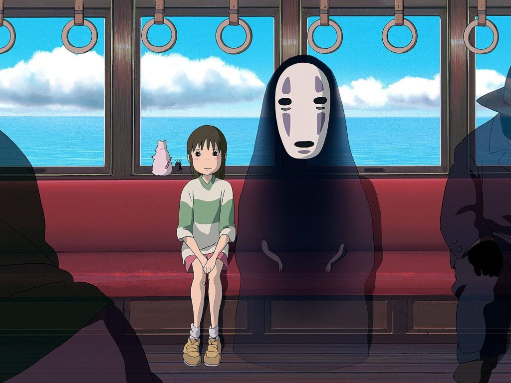 Dans un train, une jeune fille assise à côté d'une créature fantastique au visage blanc et allongé, avec un paysage marin visible par les fenêtres