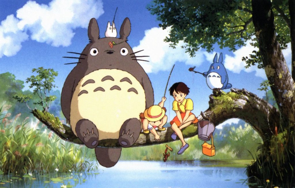 Totoro assis sur une branche avec deux enfants qui pêchent, dans une forêt verdoyante au bord d'une rivière sous un ciel bleu